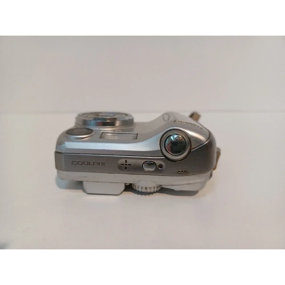 Nikon Coolpix S3700 Digital Camera Silver FOR PARTS / REPAIR‎